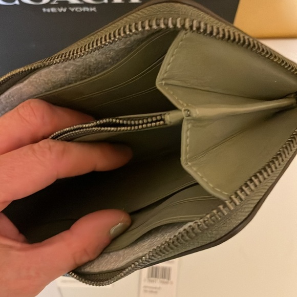 Coach Lt Fern zip around leather wallet gunmetal hardware - Picture 7 of 9